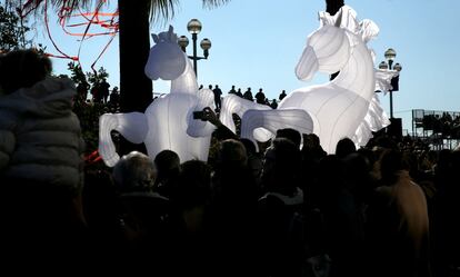 Caballos de aire se abren paso entre la gente