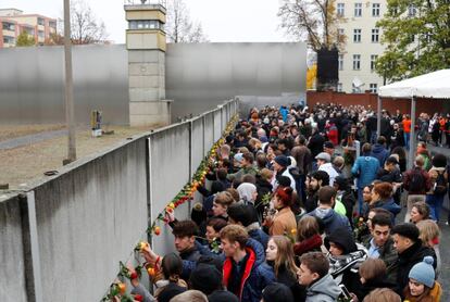 "O Muro de Berlim é história e nos ensina que nenhuma parede é tão alta ou tão grande que você não pode ultrapassar", disse Merkel durante celebração. Na foto, uma multidão visita o Memorial do Muro de Berlim durante os eventos do 30º aniversário de sua queda.