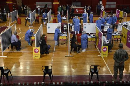 Profissionais de saúde são vacinados com a Sputnik V em uma quadra de basquete em Buenos Aires.