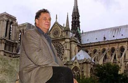 Jean-Christophe Mitterrand, ante la catedral de Notre Dame, en París.