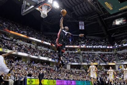 Wade encesta en el partido frente a Indiana.