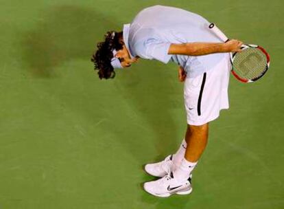 Federer saluda al público tras su triunfo ante González.