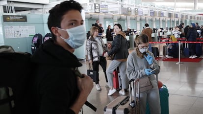 Viajeros en el aeropuerto de El Prat-Barcelona.