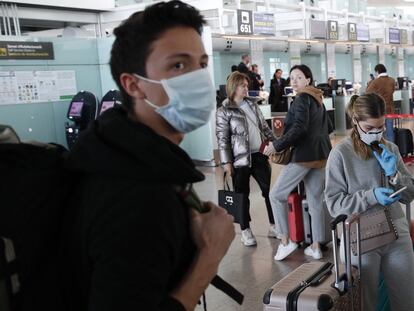 Viajeros en el aeropuerto de El Prat-Barcelona.