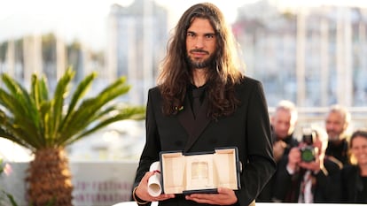 Oliver Laxe, con su premio en Cannes.