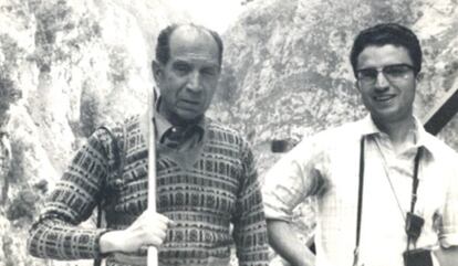 Rafael Nájera (derecha) camina por Picos de Europa durante la campaña de vacunación contra la polio de 1963.