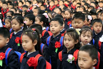 Primer día de clase para los alumnos de la escuela de primaria de Pyongyang. Los colegiales forman en linea durante la ceremonia de inauguración del nuevo año escolar.