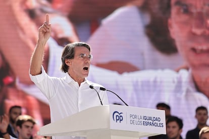 El expresidente del Gobierno con el PP, José María Aznar, durante el acto celebrado por su partido contra el Gobierno en funciones.