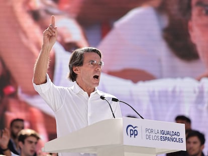 El expresidente del Gobierno con el PP, José María Aznar, durante el acto celebrado por su partido contra el Gobierno en funciones.