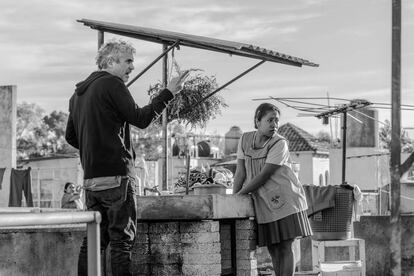 Alfonso Cuarón durante el rojade de 'Roma', en diciembre de 2017, con una de las protagonistas, la actriz Yalitza Aparicio.