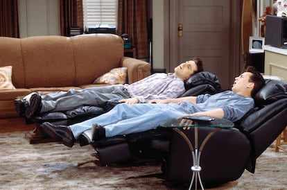 Matthew Perry (a la derecha) y Matt LeBlanc, en una escena de 'Friends'.