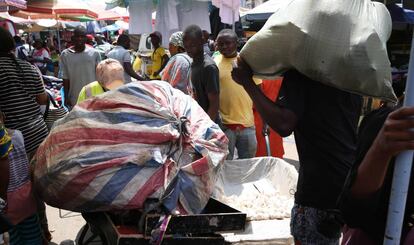 Varios chicos porteadores, la mayoría provenientes de otros países, trabajan en el mercado de Mont Bouet en Libreville.
