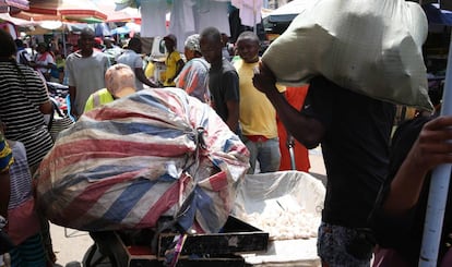 Varios chicos porteadores, la mayoría provenientes de otros países, trabajan en el mercado de Mont Bouet en Libreville.