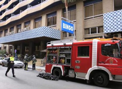 Los bomberos ante el apartotel Riscal de Alicante tras controlar el incendio.