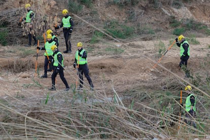 Agentes de la Guardia Civil buscan en el barranco de Cuchilla en Pedralba (Valencia) a un desaparecido por la dana.