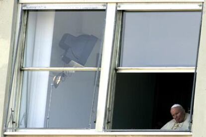 Juan Pablo II, esta mañana en la ventana del policlínico Gemelli de Roma.