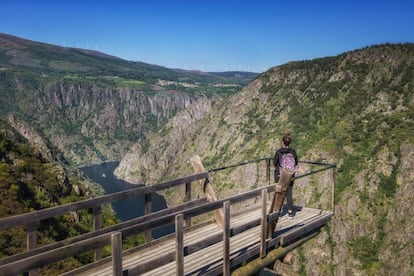 Bautizada como Ribeira Sacra y Sierras del Oribio y Courel, esta nueva reserva de la biosfera —la séptima que la Unesco reconoce en la comunidad gallega— abarca un total de 306.534 hectáreas y 23 municipios de Ourense y Lugo, e invita a ser contemplada desde diferentes perspectivas. Para empezar, desde lo más alto, ya que sumando los ‘miradouros’ habilitados en los cañones del Sil —que en algunos puntos alcanzan los 500 metros de altura— y del Miño, la ‘ribeira’ cuenta con una red de hasta 35 oteaderos, algunos tan espectaculares como el de Castro (en la foto). Más información: <a href="https://turismo.ribeirasacra.org/es/miradores-del-canon-del-sil" target="_blank">turismo.ribeirasacra.org</a>