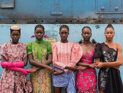 'Modelos dándose las manos', foto de Stephen Tayo (2019) cortesía de Lagos Fashion Week.