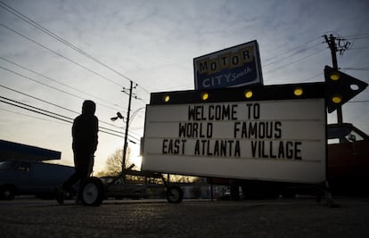 Un cartel da la bienvenida a los conductores frente a una tienda en el este de Atlanta (Georgia). Puesto que Donald Trump se prepara para entrar en la Oficina Oval, los ciudadanos con puntos de vista opuestos de las zonas urbanas y rurales ilustran las fisuras culturales cada vez mayores que en parte ayudan a explicar la subida de Trump.