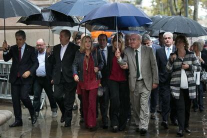 Joana Ortega, acompanyada per membres del Govern, arriba a l'Audiència.