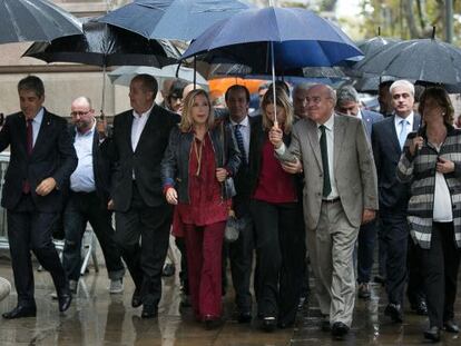 Joana Ortega, acompanyada per membres del Govern, arriba a l'Audiència.