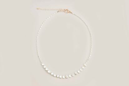 Collar ajustado de perlas de Mango (15,99 €).