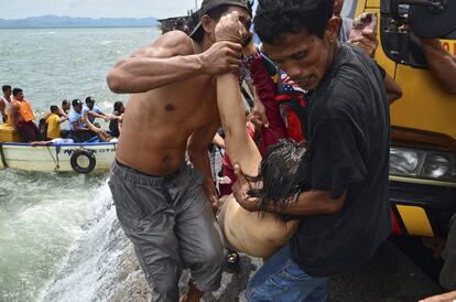 Varias personas rescatan el cadáver de uno de los pasajeros fallecidos tras el naufragio de un barco en Ormoc (Filipinas). Al menos 36 personas han muerto y otras 20 siguen desaparecidas como consecuencia del naufragio de un ferry en el que viajaban más de 170 personas, según el balance ofrecido por la Cruz Roja Filipina.