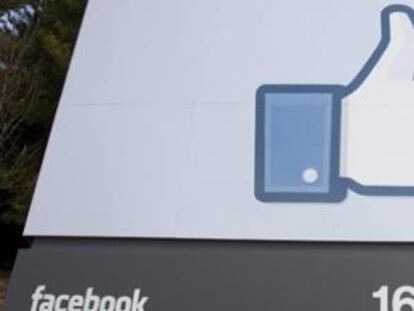 Imagen de archivo del 31 de enero de 2012 de una señal en la nueva sede corporativa de Facebook en Menlo Park, California, Estados Unidos