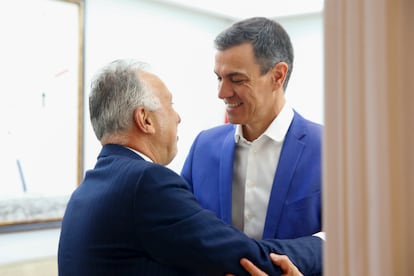 El ministro de Política Territorial y Memoria Democrática, Ángel Víctor Torres, y el presidente del Gobierno, Pedro Sánchez, durante una reunión previa al Consejo de Ministros.