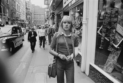 Sylvie Vartan camina por Carnaby Street, Londres, en 1968.