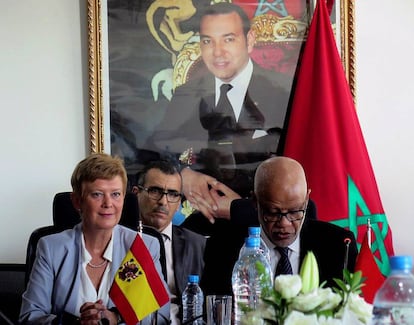 La Secretaria de Estado de Migración, Consuelo Rumí, durante su reunión con el ministro marroquí de Empleo, Mohamed Yatim, este martes en Rabat.
