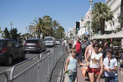 Vecinos y turista en el Paseo de los Ingleses de Niza, el 16 de julio de 2016.