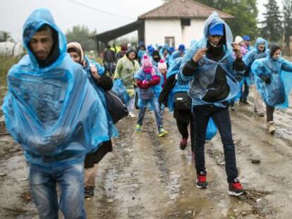 Decenas de refugiados caminan en la frontera entre Grecia y Macedonia.
