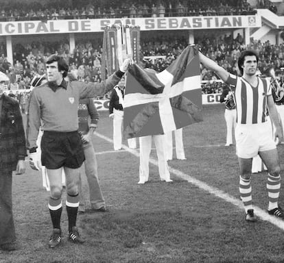 Iribar y Cortabarria exhiben una ikurriña antes de un derbi vasco entre la Real Sociedad y el Athletic en Atocha.