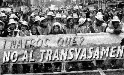 Un grupo de niños, a la cabeza de la manifestación contra el Plan Hidrológico Nacional.