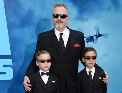 Miguel Bosé, junto a sus dos hijos biológicos, en el estreno de una película en 2019.