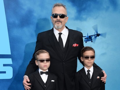 Miguel Bosé, junto a sus dos hijos biológicos, en el estreno de una película en 2019.