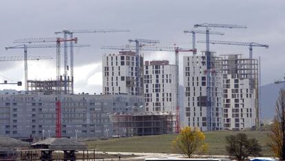 Varios edificios en construcción.