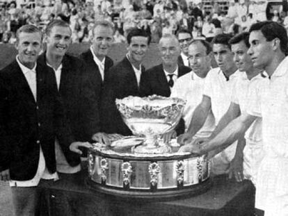 De derecha a izquierda, Joan Gisbert, Juan Manuel Couder (tapado), Josep Lluís Arilla, Manolo Santana y Jaume Bartrolí, el capitán español, en la final de 1965.