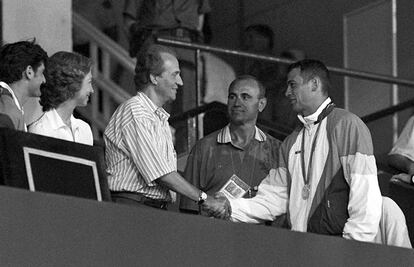 El rey Juan Carlos I estrecha la mano de Antonio Peñalver, ganador de la medalla de plata de decatlón de los Juegos Olímpicos de Barcelona, el 9 de agosto.