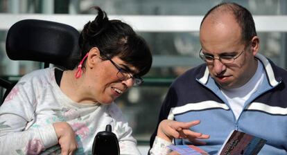Alicia Cuesta y Alex Gonzalez con el libro que han escrito e ilustrado.