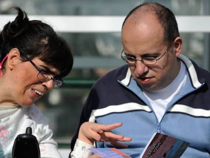 Alicia Cuesta y Alex Gonzalez con el libro que han escrito e ilustrado. 