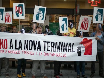 Protesta de entidades vecinales y ecologistas ante el Consejo de Administraci&oacute;n del Puerto de Barcelona.
