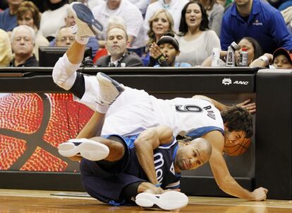 Ricky cae en un lance del juego con Derek Fisher.