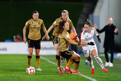 Athenea del Castillo trata de regatear a Emma Ramírez este jueves en el estadio Alfredo di Stéfano.