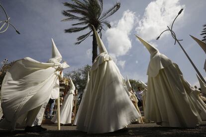 Varios de los nazarenos de la Hermandad de La Merced durante su estación de penitencia por las calles de Córdoba, el pasado 11 de abril. Las cofradías cordobesas hacen estación de penitencia desde el Domingo de Ramos hasta el de Resurrección, entre el fragor de las bandas de cornetas y tambores: el silencio, la música, la saeta y el caminar tintineante de los pasos de las procesiones, hechos a un ritmo no escrito ni ensayado, encogen el alma. Los desfiles discurren por un escenario único, el casco histórico de la villa, declarado como Patrimonio Mundial de la Humanidad por la Unesco.