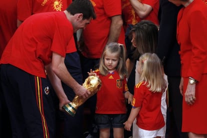 Vestidas con la camiseta de la selección española, Leonor y Sofía acudieron a la recepción ofrecida a los jugadores de España tras su triunfo en el Mundial de Sudáfrica en 2010. 