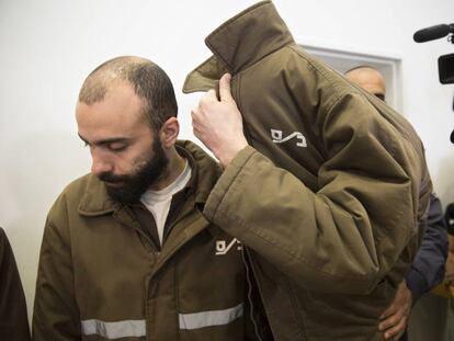 El empleado consular francés Romain Franck se cubre la cara durante su comparecencia en la corte de Beersheva este lunes 19 de marzo.