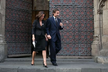 La viuda de Leopoldo Rod&eacute;s, Ainhoa Grandes, junto al hijo del mecenas y empresario, Gonzalo Rod&eacute;s, tras el funeral. 