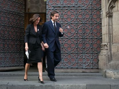 La viuda de Leopoldo Rod&eacute;s, Ainhoa Grandes, junto al hijo del mecenas y empresario, Gonzalo Rod&eacute;s, tras el funeral. 